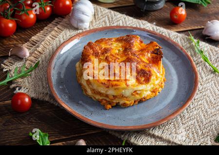 Klassische Lasagne mit zerkleinerter Chiken-Bolognese-Sauce und Béchamel-Sauce Stockfoto