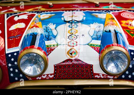 Nahaufnahme der Motorhaube von George Harrisons 1966, Austin Mini Cooper S/Radford Mini De Ville GT, ausgestellt auf der London Classic Car Show 2023 Stockfoto