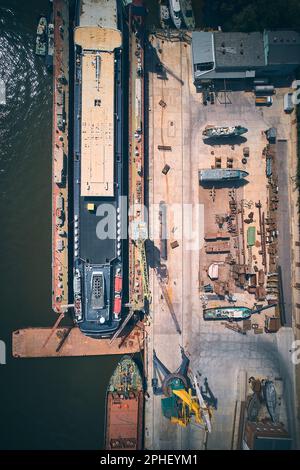 Draufsicht des Schiffs in einem Trockendock. Reparatur von Massengutschiffen. Industrieschiff-Werft Stockfoto