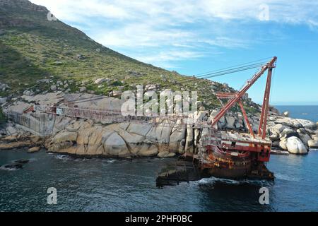 Das historische Schiffswrack BOS 400 läuft vor dem Duiker Point in der Nähe von Sandy Bay auf Grund Stockfoto