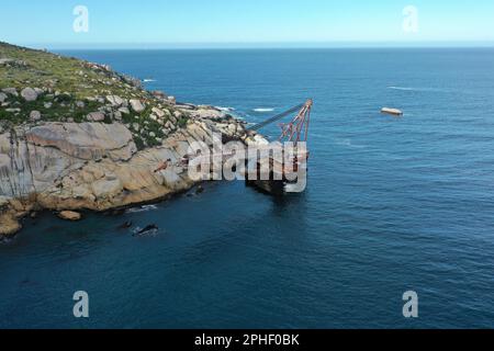 Das historische Schiffswrack BOS 400 läuft vor dem Duiker Point in der Nähe von Sandy Bay auf Grund Stockfoto