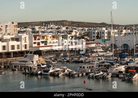 Langebaan, Westküste, Südafrika. 2023.Überblick über den Hafen und den Yachthafen im Club Mykonos, einem Resort im griechischen Stil nahe Langebaan, Südafrika. Stockfoto