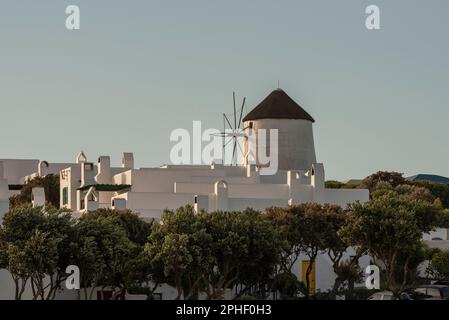 Langebaan, Westküste, Südafrika. 2023. Überblick über Windmühlen und griechische Architektur im Club Mykonos, einem Resort im griechischen Stil in der Nähe von Langebaan, so Stockfoto