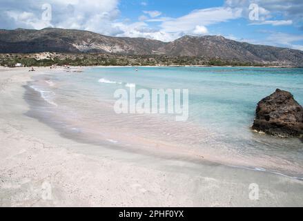 Festlandstrand auf der Festlandseite von Kreta gegenüber Ellafonissi. Der wunderschöne pinkfarbene Sand weicht den Wegen und Büschen und verleiht ihnen eine zusätzliche Dimension. Stockfoto