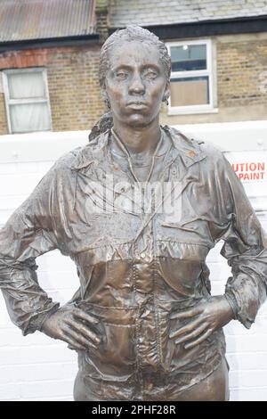 Plattformstücke, die vermutlich die erste Darstellung des schwarzen Pfeffers in england darstellen und vom Bildhauer Kevin Atherton geschaffen wurden, wurden 1986 erstmals installiert. Stockfoto