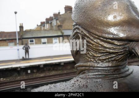 Plattformstücke, die vermutlich die erste Darstellung des schwarzen Pfeffers in england darstellen und vom Bildhauer Kevin Atherton geschaffen wurden, wurden 1986 erstmals installiert. Stockfoto