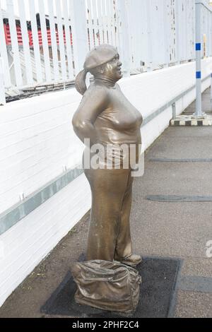 Plattformstücke, die vermutlich die erste Darstellung des schwarzen Pfeffers in england darstellen und vom Bildhauer Kevin Atherton geschaffen wurden, wurden 1986 erstmals installiert. Stockfoto