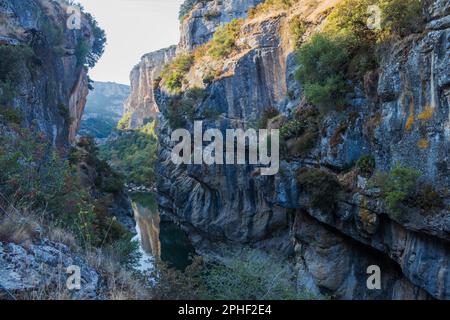 Wunderschöne Aussicht vom Inneren des Foz de Lumbier in Navarra Stockfoto