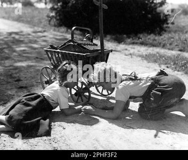 RICHARD SCHUHMACHER und DORLI ZACH in ROMEO UND JULIA AUF dem DORFE (1941) unter der Leitung VON VALERIEN SCHMIDELY und HANS TROMMER. Kredit: Pro Film Zürich / Album Stockfoto