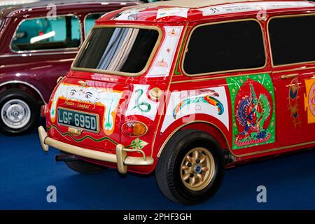 Rückansicht von George Harrisons 1966, Austin Mini Cooper S/Radford Mini De Ville GT, ausgestellt auf der London Classic Car Show 2023 Stockfoto