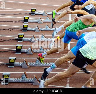 Läufer Athleten in Nike Spikes starten das Rennen von Startblöcken Alge-Timing, Leichtathletikweltmeisterschaften, sportliche Leitartikel Stockfoto