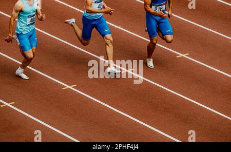 Männliche Athleten, die Spikes machen, Nike Run Rennen im Stadion, Leichtathletikweltmeisterschaftswettbewerb, sportliches Editorial Foto Stockfoto