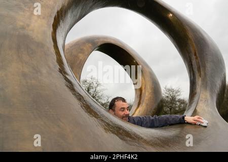 Der Skulpturentechniker Dai Roberts reinigt und trocknet die Bronzeskulptur Double Oval in den Henry Moore Studios and Gardens in Many Hadham, Hertfordshire, während sie sich auf die Wiedereröffnung nächste Woche vorbereiten. Foto: Dienstag, 28. März 2023. Stockfoto