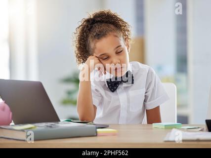 Spielen, arbeiten und ein kleines Mädchen, das vorgibt zu schlafen, während es Schauspielern und müde von der Arbeit. Gelangweilt, müde und ein Kind schläft, während es für eine sitzt Stockfoto