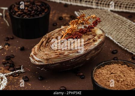 Ein Nahbild eines dekadenten und aufwendig dekorierten Schokoladendesserts Stockfoto