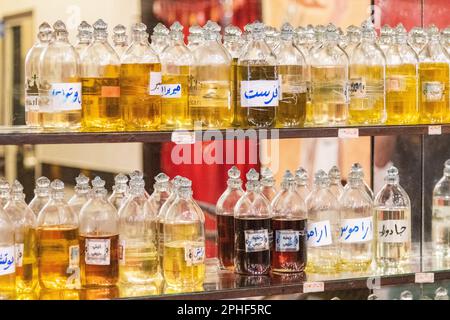 Eine Sammlung von Ölen in Glasflaschen in einem Geschäft in Gizeh, Ägypten Stockfoto