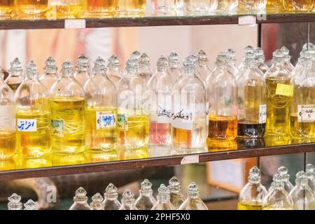 Eine Sammlung von Ölen in Glasflaschen in einem Geschäft in Gizeh, Ägypten Stockfoto