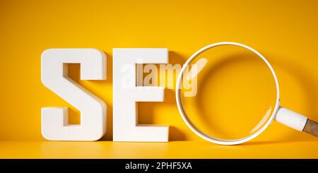 SEO, Suchmaschinenoptimierung Text und Lupe auf hellgelb. Schlüsselwort- und Inhaltskonzept. Konzept zur Förderung des Ranking-Verkehrs im Internet Stockfoto