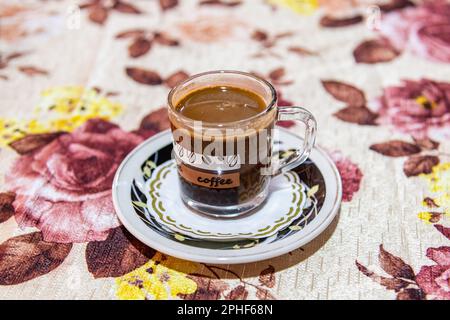 Eine frische Tasse ägyptischen Kaffees, serviert in einem Restaurant in Gizeh, Ägypten Stockfoto