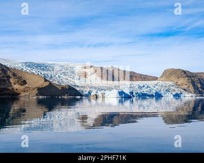 Brueckner-Gletscher. Landschaft im Johan Petersen Fjord, einem Zweig des Sermilik (Sermiligaaq) Icefjords in der Region Ammassalik Ostgrönland. Stockfoto