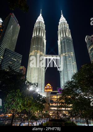 Kuala Lumpur, Malaysia - 22. Februar 2023: Nachtsicht auf Petronas Twin Tower KLCC attraktivster Ort in Malaysia. Nachthimmel mit höchsten Gebäuden. Stockfoto