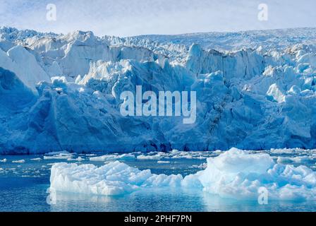 Brueckner-Gletscher. Landschaft im Johan Petersen Fjord, einem Zweig des Sermilik (Sermiligaaq) Icefjords in der Region Ammassalik Ostgrönland. Stockfoto