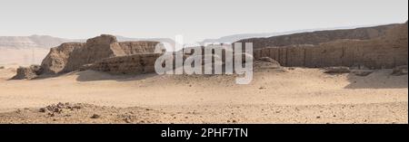 Das massive Schlamm Brick Gehäuse von König Khasekhemwy der 2. Dynastie in Shunet el Zebib, Abydos Mittelägypten Stockfoto