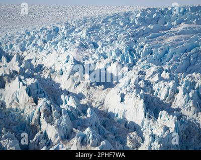 Brueckner-Gletscher. Landschaft im Johan Petersen Fjord, einem Zweig des Sermilik (Sermiligaaq) Icefjords in der Region Ammassalik Ostgrönland. Stockfoto