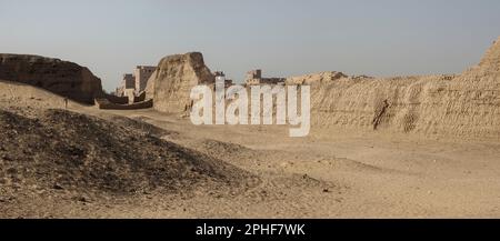 Das massive Schlamm Brick Gehäuse von König Khasekhemwy der 2. Dynastie in Shunet el Zebib, Abydos Mittelägypten Stockfoto