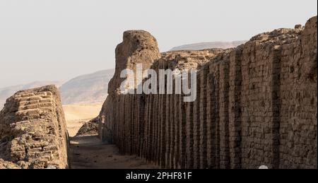 Das massive Schlamm Brick Gehäuse von König Khasekhemwy der 2. Dynastie in Shunet el Zebib, Abydos Mittelägypten Stockfoto