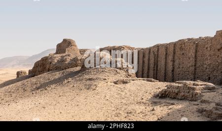 Das massive Schlamm Brick Gehäuse von König Khasekhemwy der 2. Dynastie in Shunet el Zebib, Abydos Mittelägypten Stockfoto