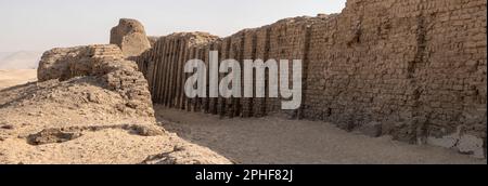 Das massive Schlamm Brick Gehäuse von König Khasekhemwy der 2. Dynastie in Shunet el Zebib, Abydos Mittelägypten Stockfoto