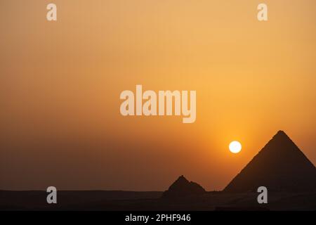 Blick auf die Pyramiden von Gizeh bei Sonnenuntergang in Ägypten Stockfoto