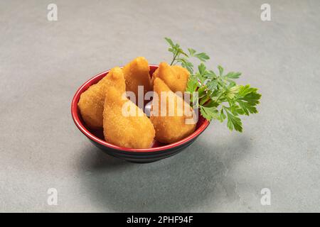 Traditionell gebratene Coxinha auf Schieferhintergrund, beliebter brasilianischer Snack auf Partys Stockfoto