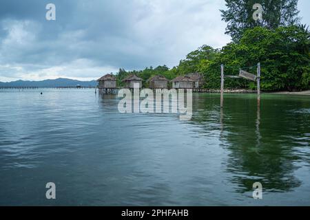 Zerstörte Wasserhäuser an der Küste von Saporkren auf Waisai Island, Raja Ampat, Indonasia Stockfoto