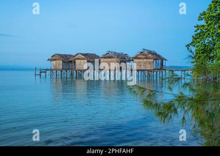 Zerstörte Wasserhäuser an der Küste von Saporkren auf Waisai Island, Raja Ampat, Indonasia Stockfoto