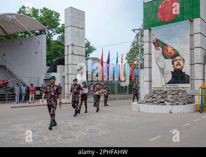 Bangaon, Indien. 26. März 2023. An einer gemeinsamen Rückzugszeremonie der BSF und der BGB an der Grenze Petrapole-Benapole Indo-Bangla am 52. Unabhängigkeitstag Bangladesch am 26. März 2023 in Westbengalen, Bangladesch, nehmen Menschen Teil. (Foto: Amlan Biswas/Pacific Press/Sipa USA) Guthaben: SIPA USA/Alamy Live News Stockfoto