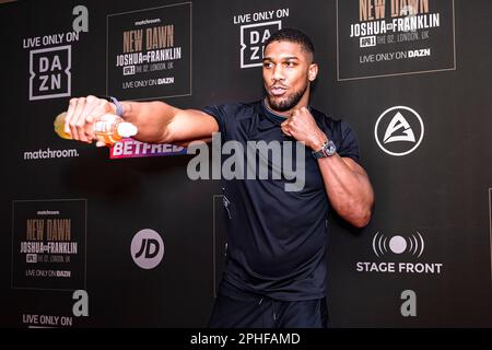 LONDON, VEREINIGTES KÖNIGREICH. 27. März 2023. Anthony Joshua posiert für ein Foto während der Joshua vs. Franklin Launch Party im Art'otel, Battersea Power Station, London, Großbritannien, am Montag, den 27. März, 2023 in LONDON, ENGLAND. Kredit: Taka G Wu/Alamy Live News Stockfoto