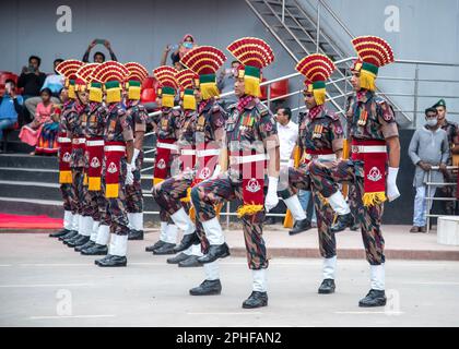 Bangaon, Indien. 26. März 2023. An einer gemeinsamen Rückzugszeremonie der BSF und der BGB an der Grenze Petrapole-Benapole Indo-Bangla am 52. Unabhängigkeitstag Bangladesch am 26. März 2023 in Westbengalen, Bangladesch, nehmen Menschen Teil. (Foto: Amlan Biswas/Pacific Press/Sipa USA) Guthaben: SIPA USA/Alamy Live News Stockfoto