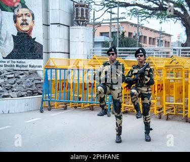 Bangaon, Indien. 26. März 2023. An einer gemeinsamen Rückzugszeremonie der BSF und der BGB an der Grenze Petrapole-Benapole Indo-Bangla am 52. Unabhängigkeitstag Bangladesch am 26. März 2023 in Westbengalen, Bangladesch, nehmen Menschen Teil. (Foto: Amlan Biswas/Pacific Press/Sipa USA) Guthaben: SIPA USA/Alamy Live News Stockfoto