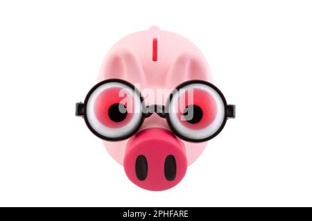 Sparschwein mit schwarzen Gläsern und großen roten Augen isoliert auf weiß mit Clipping-Pfad Stockfoto