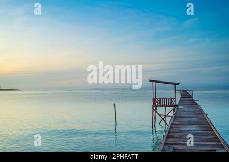 Pier am Morgen an der Küste des Dorfes Saporkren Waisai, Raja Ampat, blauer Himmel Stockfoto