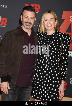 Los Angeles, Kalifornien, USA. 27. März 2023. (L-R) Jimmy Kimmel und Molly McNearney besuchen am 27. März 2023 in Los Angeles, Kalifornien, die Weltpremiere von „AIR“ in den Amazon Studios im Regency Village Theatre. Kredit: Jeffrey Mayer/Jtm Photos/Media Punch/Alamy Live News Stockfoto