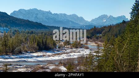 Blick in Richtung Wallgau und Wetterstein. Landschaft im Winter an der Isar zwischen Vorderriss und Wallgau im Karwendel-Gebirge Stockfoto