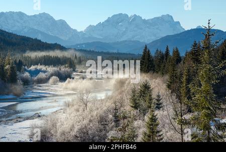 Blick in Richtung Wallgau und Wetterstein. Landschaft im Winter an der Isar zwischen Vorderriss und Wallgau im Karwendel-Gebirge Stockfoto