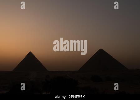 Blick auf die Pyramiden von Gizeh bei Sonnenuntergang in Ägypten Stockfoto