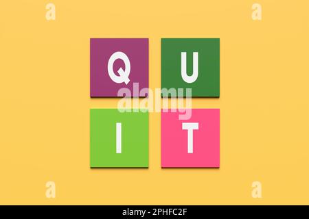 Das Wort wird auf farbigen quadratischen Blöcken auf gelbem Hintergrund beendet. Mit dem Rauchen aufzuhören, einen Job zu kündigen, oder mit einem Konzept aufzuhören. Stockfoto