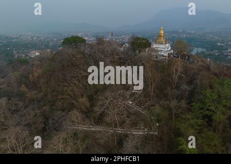 Wat Chom Si Tempel auf dem Phou Si Hügel, Luang Prabang, Laos Stockfoto