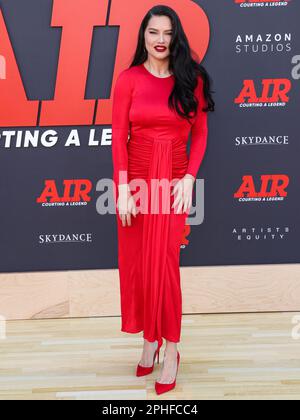 WESTWOOD, LOS ANGELES, KALIFORNIEN, USA - MÄRZ 27: Das brasilianische Modell Adriana Lima trifft am 27. März 2023 im Regency Village Theatre in Westwood, Los Angeles, Kalifornien, USA auf die Weltpremiere der Amazon Studios und die „Air“ von Skydance Media ein. (Foto von Xavier Collin/Image Press Agency) Stockfoto