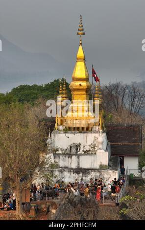 Wat Chom Si Tempel auf dem Phou Si Hügel, Luang Prabang, Laos Stockfoto